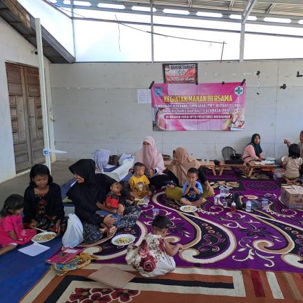 Kegiatan Makan Bersama Penerima Program PMT. Bermanfaat bagi para bayi balita di Desa Tanah Abang